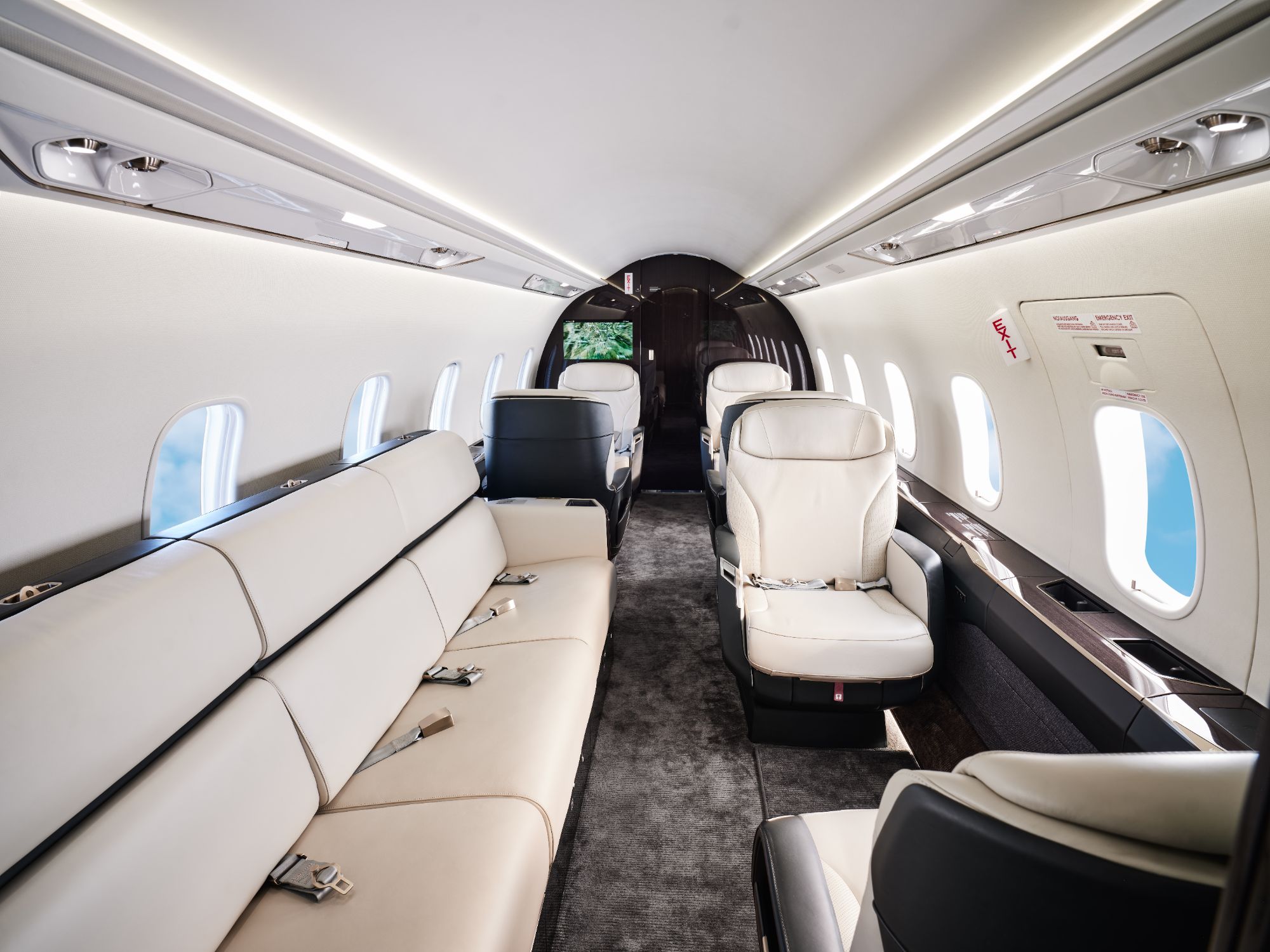 images/Consulting/AeroDienst_Challenger3500_094_HDR_M.jpeg